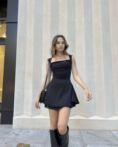 Shiny Party Outfit, Black Dress For 18th Birthday, 18th Birthday Dress Black, 18th Birthday Dress Short, 18th Birthday Outfit Winter, Hot Dresses Classy, Black Dress Classy Short, Black Mini Dress Outfit, 18th Birthday Dress