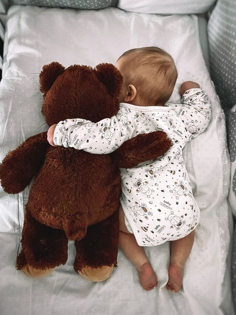 First Time Baby Must Haves, Photo With Teddy Bear, No Face Baby Pictures, One Month Old Baby Pictures, Baby Pictures Ideas, Just Born Baby, Baby Boy Photoshoot, Baby Picture Ideas, Baby Photo Ideas