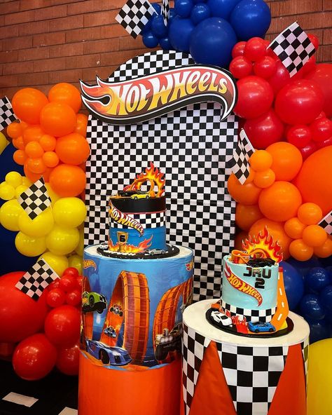 Cindy🎈| Balloon Stylist | Ain’t no party like a Hot Wheels Party! 🏎️🏎️🏎️🏎️ ——— #twenty8balloonco #hotwheels #hotwheelsparty #balloonbackdrop #bayareaballoons… | Instagram Hot Wheel Theme Birthday Party, Hot Wheels Birthday Party Ideas, Hot Wheels Party Decorations, Hot Wheels Decorations, Hot Wheels Themed Birthday Party, Chicago Wallpaper, Hotwheels Birthday Party, Hot Wheels Party, Hot Wheels Birthday