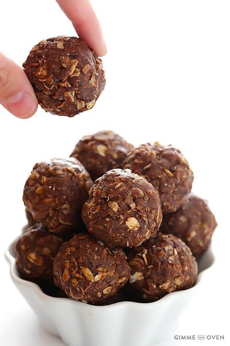 Chocolate Peanut Butter No-Bake Energy Bites: These chocolate peanut butter no-bake energy bites are easy to make, naturally sweetened, full of protein, and they taste just like a cookie!! No Bake Energy Bites, Desserts Keto, Chocolate Balls, Peanut Butter No Bake, Gimme Some Oven, Protein Bites, Protein Ball, Chocolate Chip Muffins, Energy Balls