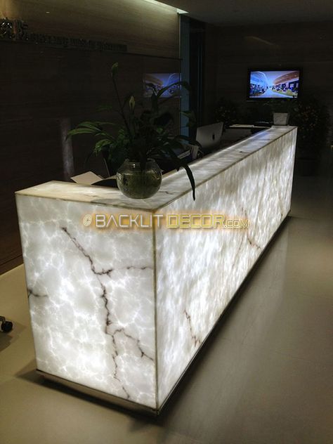 Reception Desk Design Entrance, Office Front Desk Design, Desk Table Design, Veneer Panelling, Reception Desk Design Ideas, Front Office Desk, Illuminated Reception Desk, Desk Glass Top, Marble Reception Desk