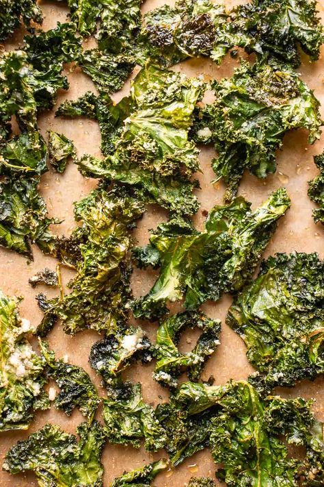 This kale chips recipe gives you a healthy and tasty way to enjoy a crispy, crunchy snack that's perfect for parties, game nights, or just a guilt-free treat at any time. Crispy Kale Chips, Krispy Kale, Best Kale Chips, Healthy Kale Chips, Kale Chips Recipe Baked, Kale Dishes, Dehydrated Recipes, Kale Chip, Homemade Kale Chips