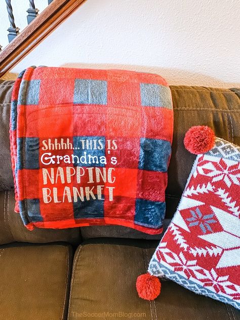 Personalized blankets make a great gift idea, but they can be quite pricey to purchase! We'll show you how to make your own DIY nap blanket and how to use heat transfer vinyl on fleece blankets with an easy step-by-step guide. Vinyl On Fleece Blanket, Cricut Blanket Ideas, Cricut Birthday, Cricut Christmas Ideas, Make Blanket, Projets Cricut, Blanket Diy, Toddler Blanket, Christmas Projects Diy