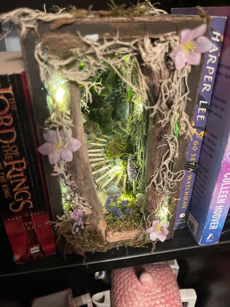 Home Made Book, Forest Book Nook, Easter Decoration Ideas, Forest Book, Bookshelf Art, Spring Decorations, Easter Holiday, Diy Crafts To Do, Book Nook