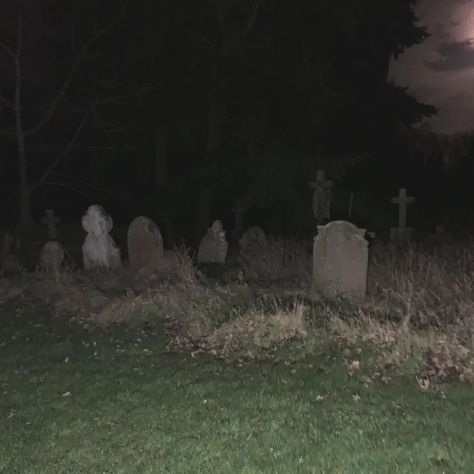 Grave Digging Aesthetic, Southern Gothic Graveyard, Grave Yard Aesthetic, Graveyard Lighting, Scary Landscape, Graveyard Landscape, Graveyard Aesthetic, Paranormal Aesthetic, Spooky Graveyard