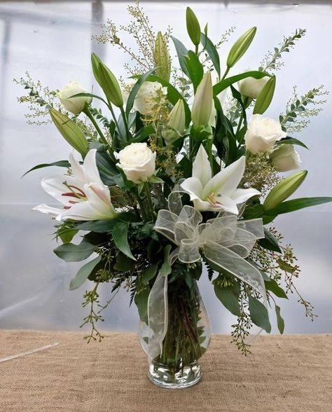 Lilly Arrangements, Corporate Arrangements, White Arrangement, Standing Spray, Arreglos Ikebana, Lily Vases, Easter Flower Arrangements, White Flower Arrangements, Altar Flowers