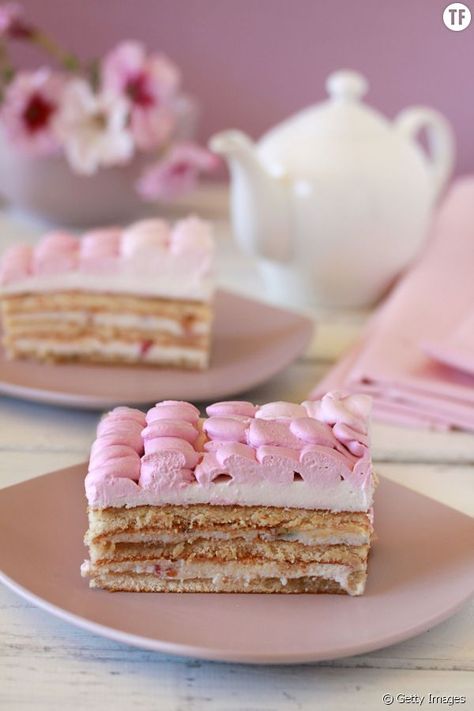 La recette du tiramisu rose à faire avec les enfants Un tiramisu tout bon, tout rose et facile à faire avec les enfants, voilà qui va mettre toute la famille en appétit. Pink Desserts, Beauty Cakes, Tout Rose, Tiramisu Cake, Tiramisu Recipe, Pink Day, Rice Krispie Treat, Food Styling, Vanilla Cake