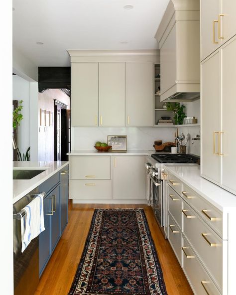 40 Mid-Century Modern Kitchen Design Ideas - Home Soils Mid Century Kitchen Ideas, Midcentury Kitchen Remodel, Mid Century Modern Kitchen Design, Off White Cabinets, House Upgrades, Modern Kitchen Design Ideas, Modern Kitchen Ideas, Orange Grove, Walnut Cabinets