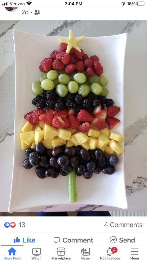 Christmas Lolly Platter, Fruit Plate Christmas, Christmas Vegetable Tray Ideas, Fruit Platter Christmas Party Trays, Christmas Fruit Board Ideas, Christmas Fruit Tray For Kids, Santa Fruit Tray, Christmas Fruit Tray Ideas For Party, Christmas Fruit Plate