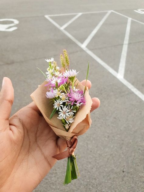 Wild flowers in an arrangement tied together with a small brown ribbon and brown paper to make a mini boquetes. Small Buque Ideas, Small Aesthetic Gifts, Small Boquetes Of Flowers Diy, Small Birthday Gifts For Friends, Small Flower Bouquet Gift, Small Bouquet Ideas, Small Wildflower Bouquet, Mini Bouquet Diy, Mini Bouquet Flowers