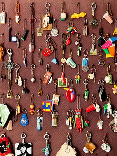 Stephen Long, a pioneer in the world of collecting, said  "I have always held that if you cannot afford the absolute best, then crowd it up." One slightly rusty key is nothing more than one slightly rusty key, but ganged up with another 20 it takes on a new life. Arizona Room, Randolph Carter, Souvenir Display, Game Decor, Key Decorations, Keychain Display, Old Keys, Collections Of Objects, Travel Diy