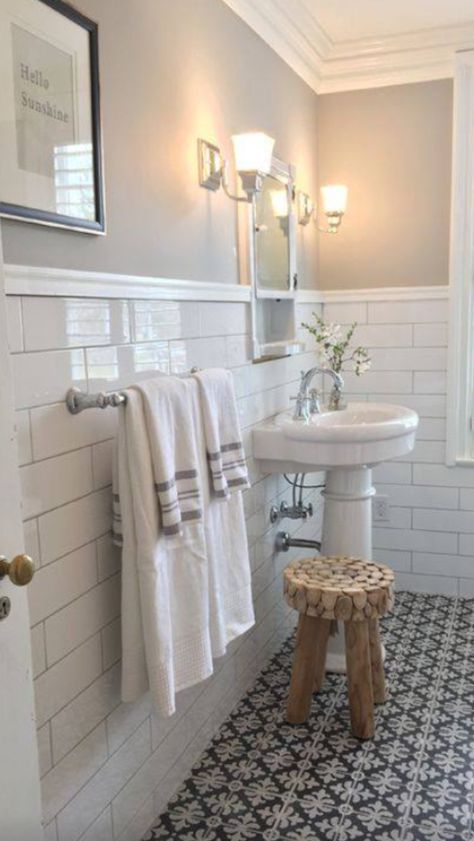 Vintage Farmhouse Bathroom, Makeover Kamar Mandi, Black And White Tile, Farmhouse Bathroom Remodel, Boho Outdoor, Bad Inspiration, Bathroom Tile Designs, 아파트 인테리어, Subway Tiles