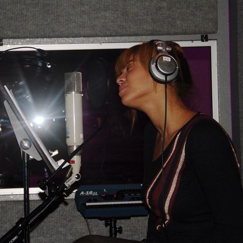 Photo by baddiebey. #Beyonce in the studio. 2013 Beyonce 2013, Queen Beyonce, Studio Vibes, Selfie Fail, Music Studio Room, Beyoncé Giselle Knowles-carter, Beyoncé Giselle Knowles, Beyonce Queen, Bee Baby