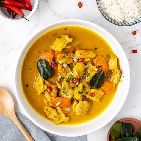 Thai Yellow Chicken Curry, Yellow Curry Chicken, Yellow Curry Recipe, Thai Yellow Curry, Yellow Curry Paste, Thai Chicken Curry, Thai Curry Paste, Coconut Curry Sauce, Curry Ingredients