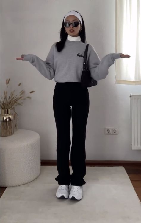 Nike Sneakers Black, Leggings Flare, Loose Overalls, Pants Romper, Legs Outfit, Look Legging, Winter Pants Outfit, Sunglasses White, Winter Fashion Outfits Casual