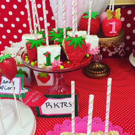 Strawberry shortcake - Rice krispies pops Strawberry Shortcake Rice Krispie Treats, Rice Krispies Pops, Covered Apples, Covered Oreos, Rice Krispie Treats, Candy Table, Rice Krispie, Krispie Treats, Rice Krispies