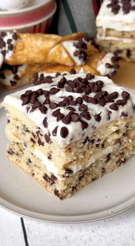 cannoli cake 2 Canolli Poke Cake, Cannoli Cheesecake Bars, Easy Cannoli Cake, Canoli Cheesecake Recipes, Cannoli Cake Recipe Easy, Cannoli Cake Recipe, Cannoli Pie, Sweet Monkey, Snack Cake Recipe