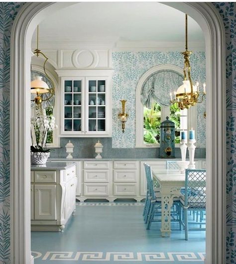 Chinoiserie Chic: The Blue and White Chinoiserie Kitchen Blue And White Chinoiserie Kitchen, Chinoiserie Kitchen, Beach Chic Decor, Blue And White Kitchen, Palm Beach Decor, Scott Snyder, Palm Beach Style, Blue And White Chinoiserie, White Kitchen Design