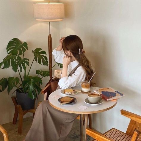 Brown Korean, Coffee Tiramisu, Female Aesthetic, Korean Cafe, Outfit Brown, Solo Photo, Korean Japanese, Clothes Korean Style, Forest Girl