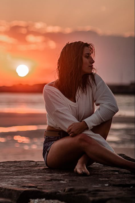 Strand Shoot, Sunset Photoshoot Ideas, Beach Fashion Photography, Golden Hour Photography, Sea Photography, Shotting Photo, Beach Pictures Poses, Beach Photography Poses, Photography Posing Guide