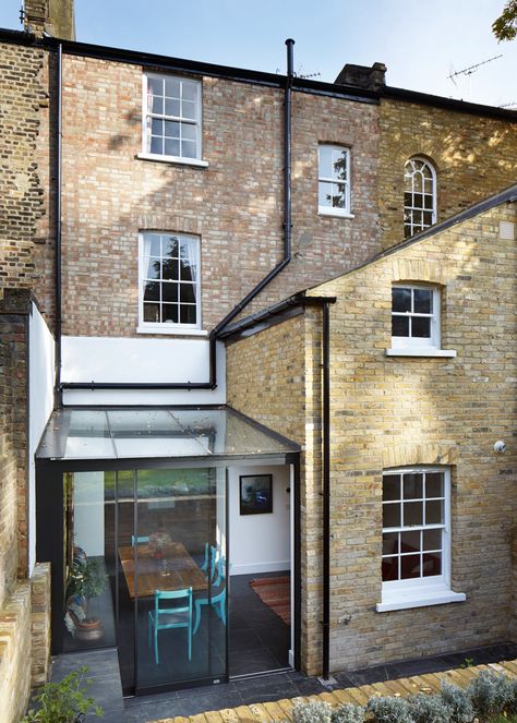 Mile End house extension by HÛT Terraced House Extension, Terrace House Extension, Glass Roof Extension, London Terrace House, Brick Extension, Pergola Plans Design, Mile End, Victorian Terrace House, Roof Extension