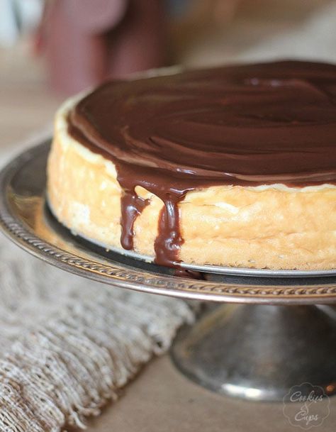 Boston Cream Pie Cheesecake | Cookies and Cups Grad Desserts, Boston Creme Pie, Boston Cream Pie Recipe, Sugar Cookie Cheesecake, Baking Cheesecake, Lemon Cream Pies, Cheese Log, Pie Cheesecake, Boston Cream Pie