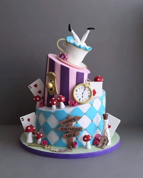 Comic Christmas, Mad Hatter Cake, Alice In Wonderland Tea Party Birthday, Alice In Wonderland Cakes, Alice In Wonderland Birthday, Alice In Wonderland Tea Party, Baby Birthday Cakes, Disney Cakes, Alice In Wonderland Party