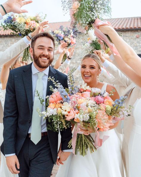 Wedding Flower Arrangements Colorful, White Florals With Pops Of Color, Pastel Boho Wedding, Pastel Flower Bouquet Wedding, Wedding With Colorful Flowers, Light Color Wedding, Spring Flowers For Wedding, Colorful Spring Wedding Decor, Elegant Floral Wedding