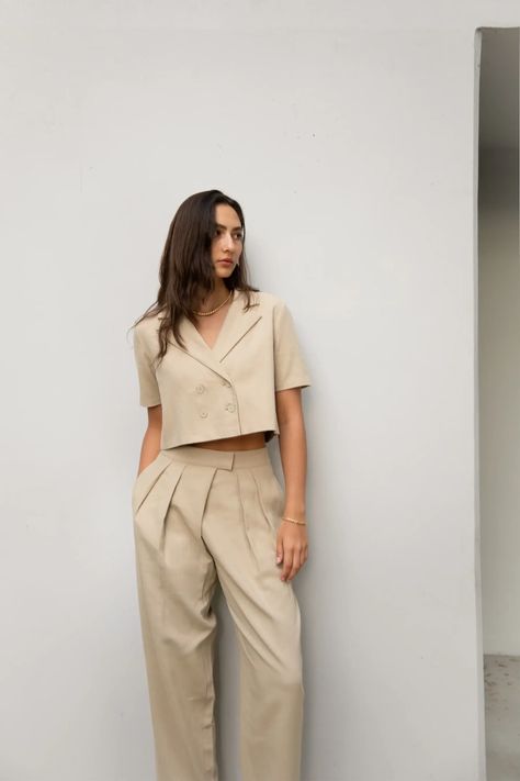 Linen Clothes For Women Classy, Cropped Collared Shirt, Semi Formal Outfit, Oak Fort, Style Guru, Outfit Primavera, Smart Casual Outfit, Embellished Top, Pleated Shorts