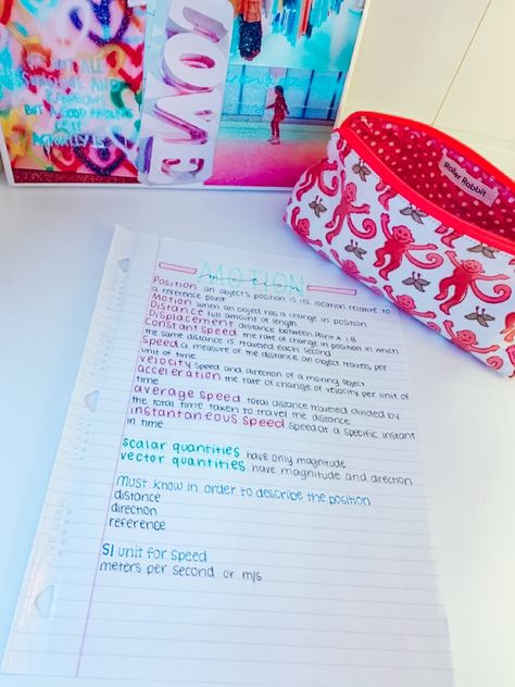 Preppy School Classroom, Preppy Studying, Preppy Pics, Preppy School Supplies, Basic Aesthetic, Pretty School Supplies, Preppy Accessories, School Goals, Preppy School