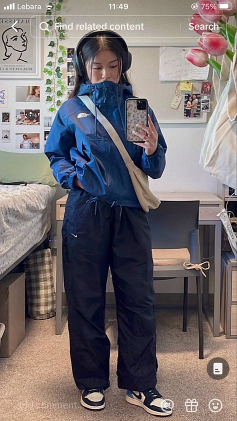 Sony Xm4 Headphones, Xm4 Headphones, Sony Xm4, Rainy Weather Outfits, Rainy Day Outfit Aesthetic, Cold Day Outfits, Weather Aesthetic, Pakaian Hipster, Tomboy Stil