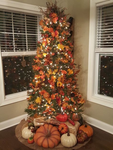 Fall Tree Decorations, Fall Christmas Tree, Decorated Trees, Thanksgiving Tree, Fall Decor Diy Crafts, Easy Fall Decor, Holiday Tree Decorations, Fall Arrangements, Fall Thanksgiving Decor