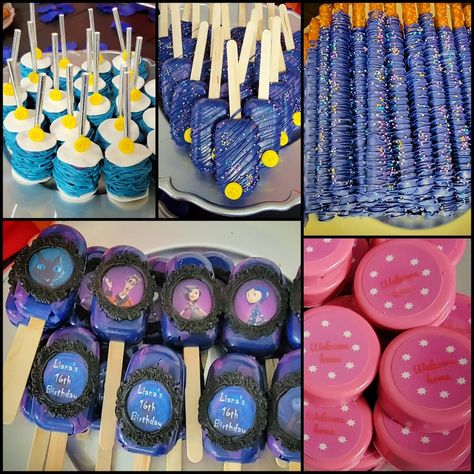 Coraline themed cakecicles, oreos, pretzels and marshmallow pops. Coraline Treats Ideas, Coraline Baby Shower Theme, Coraline Cake Pops, Coraline Party Food, Coraline Themed Snacks, Coraline Treats, Coraline Themed Food, Coraline Quinceanera Theme, Coraline Bday Party