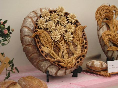 Adorn: Artisan Breads...yes. Pretty soon I will be able to make my breads look like that...not! Bread Showpiece, Fancy Pie Crust, Bread Display, Bread Scoring, Artisan Breads, Braided Bread, Bread Shaping, Bread Art, Bakery Display