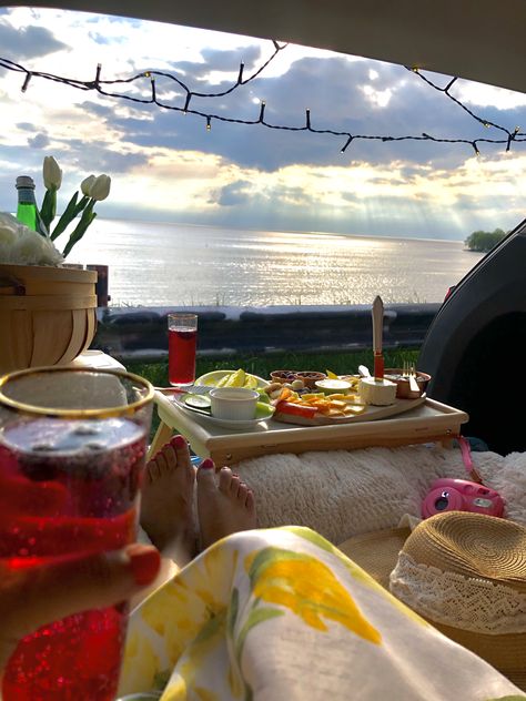 Bed In Trunk Of Car, Picnic In Car Trunk, Car Trunk Picnic, Car Trunk Date, Trunk Picnic Date, Car Picnic Aesthetic, Trunk Date Night Car, Trunk Date, Trunk Picnic