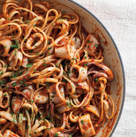 Linguine with Spicy Calamari | Williams-Sonoma Taste Calamari Pasta, Cooking Calamari, Noodles And Sauce, Calamari Recipes, Squid Recipes, 7 Fishes, Octopus Squid, Pasta Fatta In Casa, Pasta Pasta