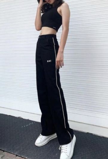 Low Rise Sweatpants Outfit, Tank Top Outfits Korean, Low Rise Sweatpants, Sweatpants Outfit, Tank Top Outfits, Capsule Wardrobe, Parachute Pants, Low Rise, Casual Pants