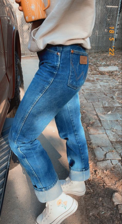 Cuffed Wrangler Jeans Outfit, Bleached Wrangler Jeans, Baggy Wrangler Jeans Outfit, Weastern Jeans, Country Outfits With Converse, Wrangler Straight Leg Jeans Outfits, Retro Wrangler Jeans Outfit, Styling Wrangler Jeans, Light Wash Wrangler Jeans Outfit