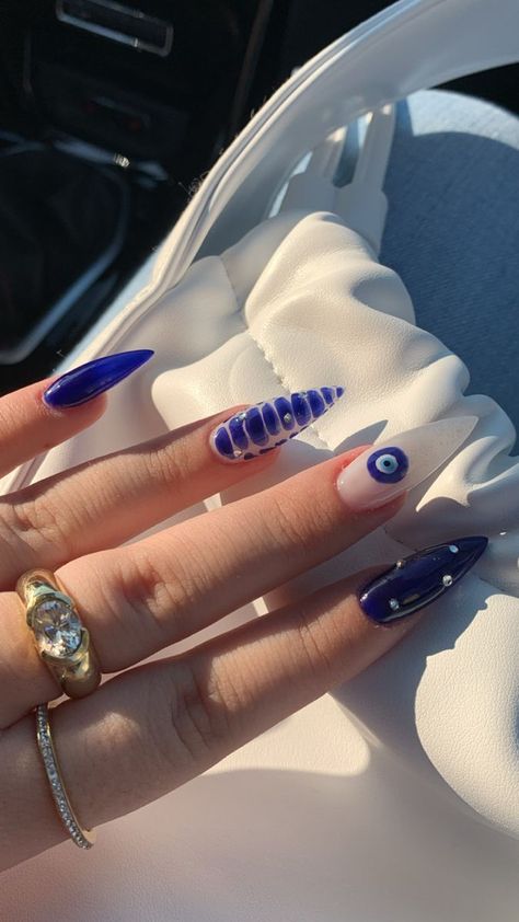 There's a new beauty trend taking over Instagram and it's absolutely stunning. Say hello to "quartz nails". Evil Eye Almond Nails, Wet Nails Look, Crazy Nail Designs Creative, Almond Nail Designs Trending Now, Crazy Nails Ideas, Blue Nails Summer, Nail Inspo Unique, Finger Biting, Birmingham City University