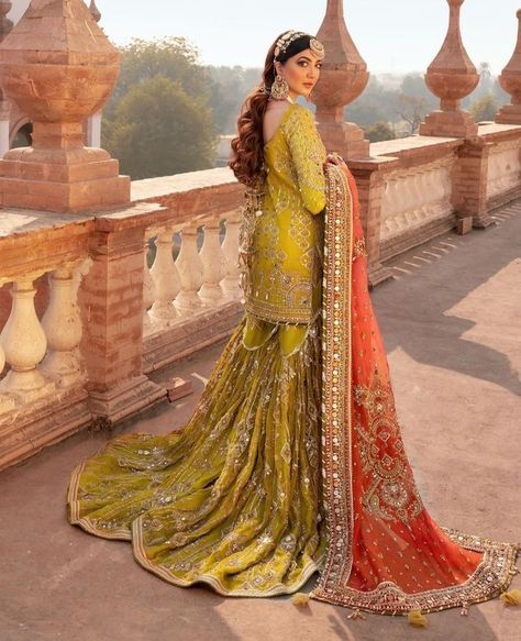 Mehndi Dress Design, Mehendi Outfit Ideas, Mehendi Dress, Mohsin Naveed Ranjha, Pakistani Mehndi Dress, Casual Bridal Dress, Bridal Mehndi Dresses, Mehendi Outfit, Pakistani Bridal Dress