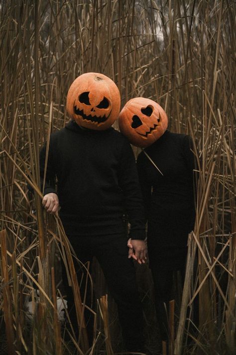 Pumpkin Over Head Photoshoot, Romantic Halloween Photoshoot, Pumpkin On Head Photoshoot Couple, Pumpkin Head Costume Couple, Pumpkin On Head Picture, Pumpkin Head Halloween Photoshoot, Cute Pumpkin Head Photoshoot, Pumpkin Head Couples Photoshoot, Pumpkin Couples Photoshoot