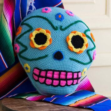 Crochet Halloween Decorations, Sugar Skull Party, Crochet Skull Patterns, Skull Pillow, Crochet Skull, Crochet Pillow Pattern, Heart Day, Halloween Pillows, Crochet Pillow