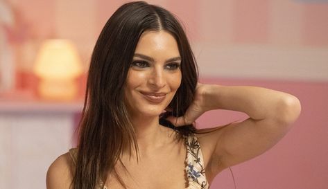 Supermodel Emily Ratajkowski is in Rio de Janeiro, Brazil and the world is taking notice. As seen in the video below, Ratajkowski is the passenger on a chauffeured moped that’s speeding along the beach. Straddled on the back of the moped, Ratajkowski stuns in a tight white crop top and a pair of tiny white […] Tiny Crop Top, Tight Crop Top, Brazilian Flag, Tiny Shorts, The Passenger, Emily Ratajkowski, White Crop, White Crop Top, Fell In Love