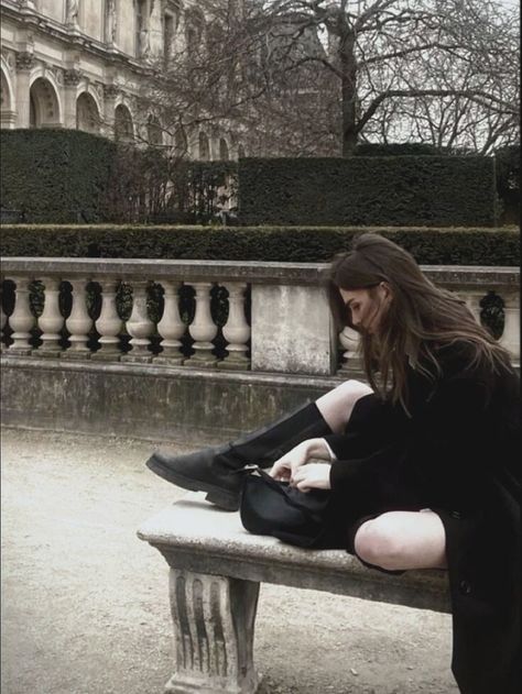 French Girl Aesthetic Winter, French Girl Aesthetic, Chaotic Academia, Alone Photography, Aesthetic Luxury, Hogwarts Dr, Paris Aesthetic, Dark Romantic, Cute Couple Poses