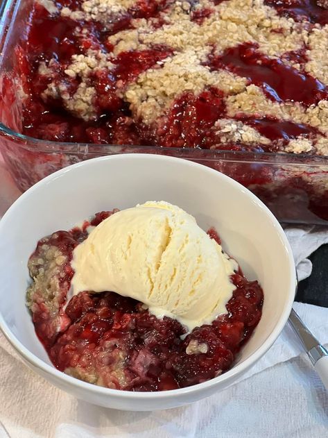 Microwave Blackberry Cobbler Strawberry Blueberry Crisp, Mixed Berry Dessert, Blueberry Crisp Recipe, Blackberry Crisp, Blackberry Cobbler Recipe, Strawberry Crisp, Berry Crisp, Blueberry Crisp, Fruit Crisp