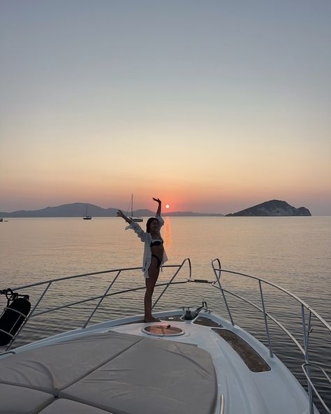 Aesthetic Greece Wallpaper, Este Aesthetic, Stef Williams, Aesthetic Yacht, Yacht Photoshoot, Greece Wallpaper, Aesthetic Greece, Yacht Aesthetic, Private Jet Travel