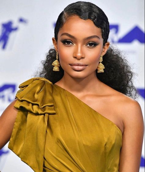 Hello Cute, Yara Shahidi, Long Hairstyle, Finger Waves, Graduation Hairstyles, Hair Ponytail, Penteado Cabelo Curto, Ponytail Styles, Formal Hairstyles