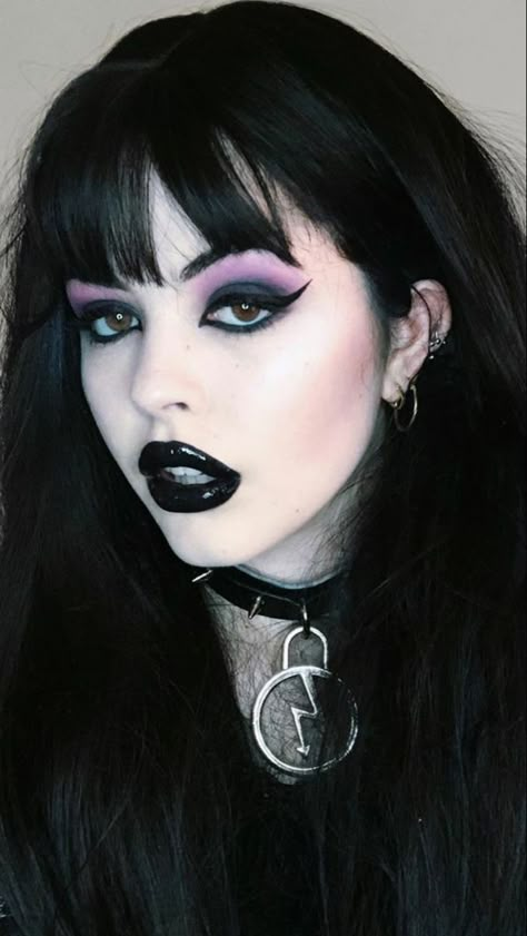 Goth Girl Makeup, Brown Smokey Eye Tutorial, Cabelo Pin Up, Cute Eyeshadow Ideas, Goth Makeup Looks, Goth Makeup Tutorial, Goth Eye Makeup, Goth Make Up, Cute Eyeshadow