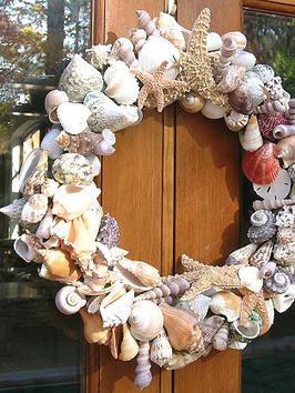 I want to make this from my shells I've collected in Sanibel, FL over the years. Seashell Projects, Shell Wreath, Seashell Wreath, Beach Wreath, Sea Shell Decor, Diy Summer, Shell Decor, Beach Crafts, Seashell Crafts