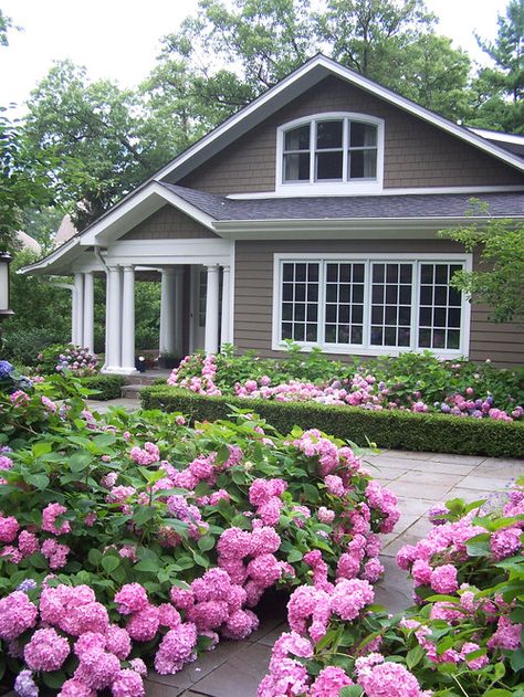 12 Inspiring Garden Ideas - Town & Country Living Bushes In Front Of House, Craftsman Landscaping, Boxwood Landscaping, Front Yard Design, Garden Wallpaper, In Front Of House, Traditional Landscape, Yard Design, Landscaping Tips